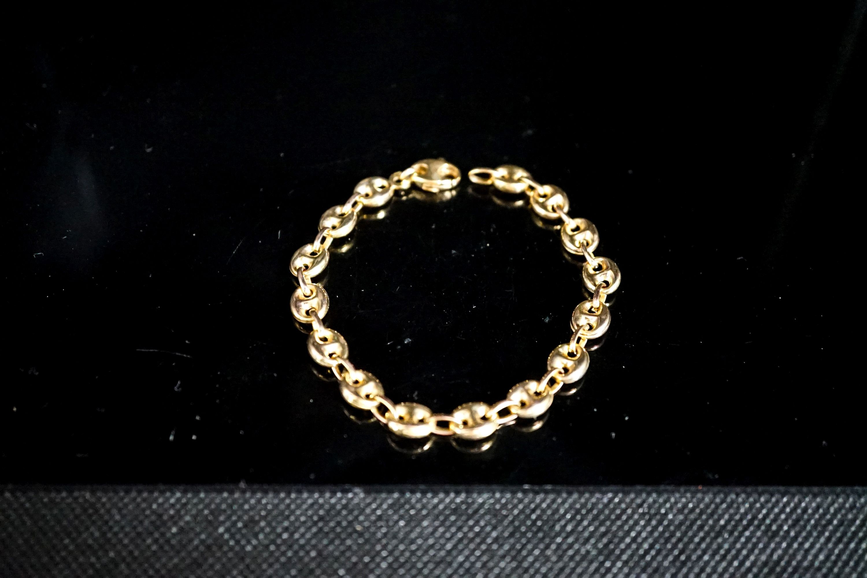 A modern 9ct gold oval link bracelet, 17.5cm